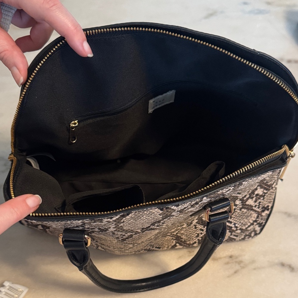 Elegant Black and White Snakeskin Handbag - Picture 8 of 9